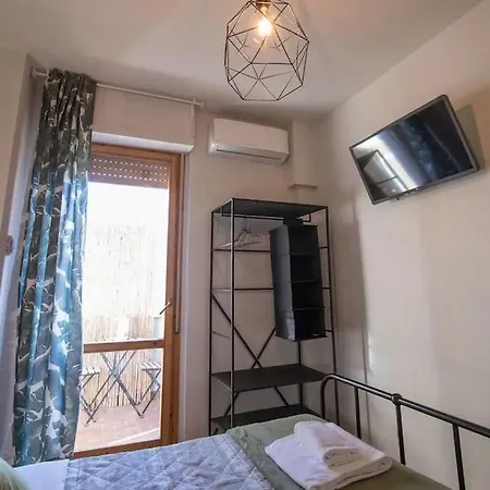 Alice's Guest Parking & Caffe Apartment